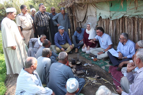 participatory research gesprek op matje bij hut Beni Suef.jpeg